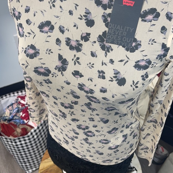 💜🤍 Levi’s Sheer Pattern Top - Picture 3 of 3